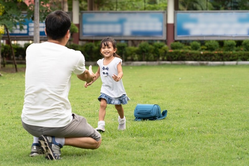 ayah mengambil anak hari pertama sekolah