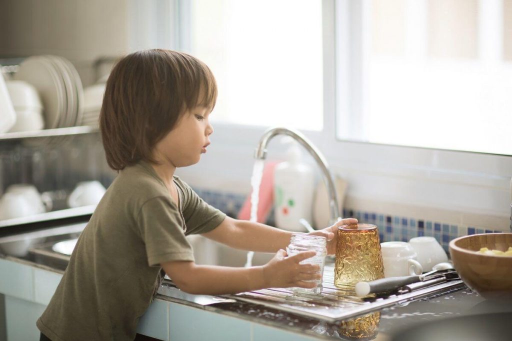 fakta anak keempat yang pandai berdikari dengan basuh pinggan di dapur