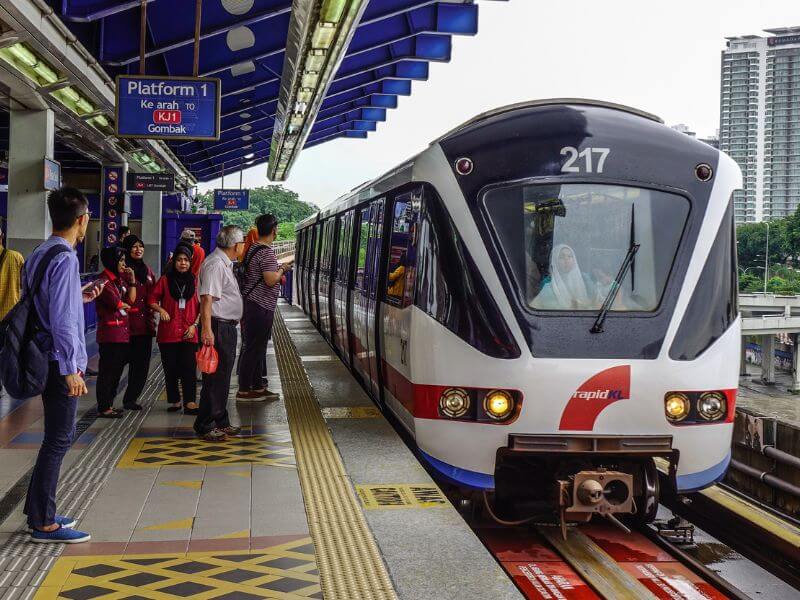 pengangkutan awam - platform menunggu lrt