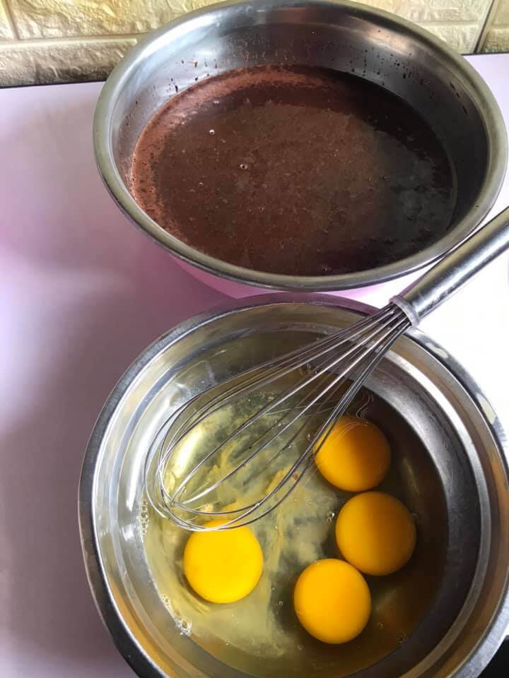 masukkan telur ke dalam adunan resipi kek coklat bakar