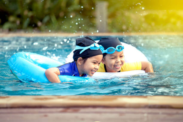 dua beradik berenang dalam kolam renang