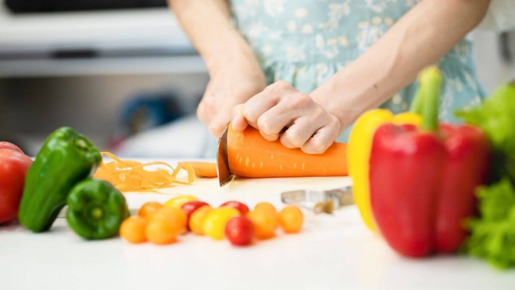 wanita makan buah