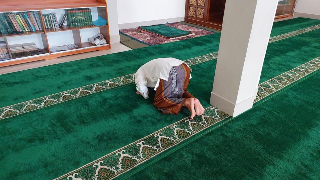 lelaki menunaikan solat sunat tahiyatul masjid