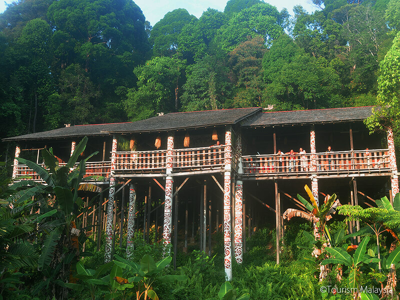 rumah panjang borneo