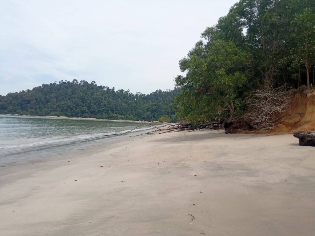 pantai di perak yang terkenal iaitu Pantai Damai Laut 