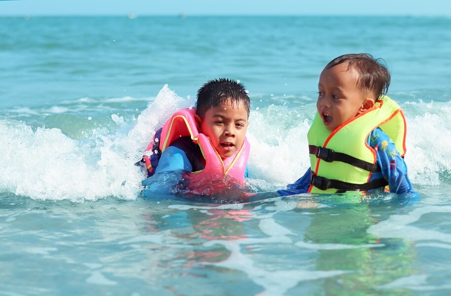 pakai jacket keselamatan dekat anak-anak