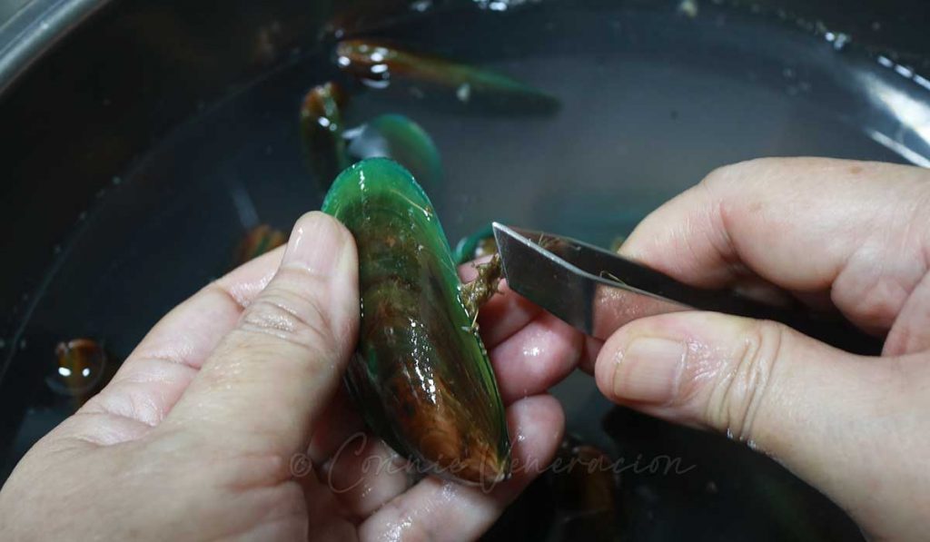 Cara Bersihkan Kupang dengan membuang rambut