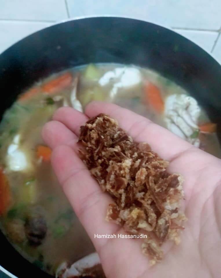 masukkan bawang goreng ke dalam resepi sup ketam