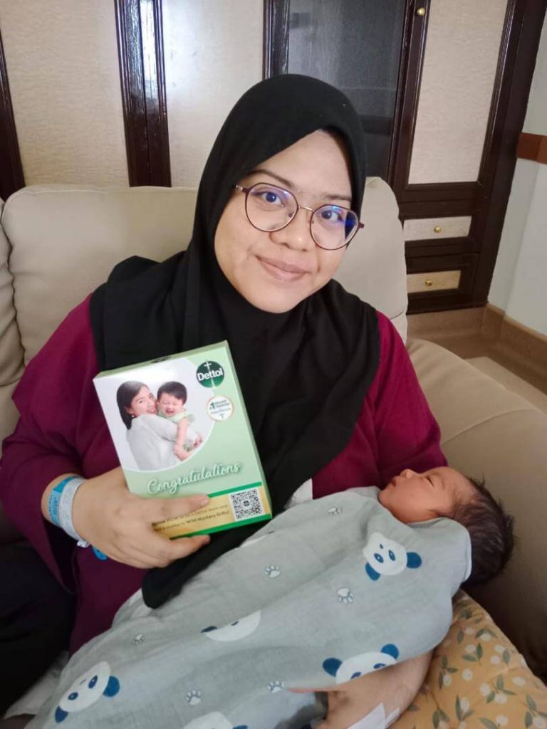 Dettol menyokong ibu bapa baru melalui kempen “Selangkah Lebih, Selangkah Kasih,” sempena Hari Ibu Bapa melalui sambutan kempen ‘New Mums’