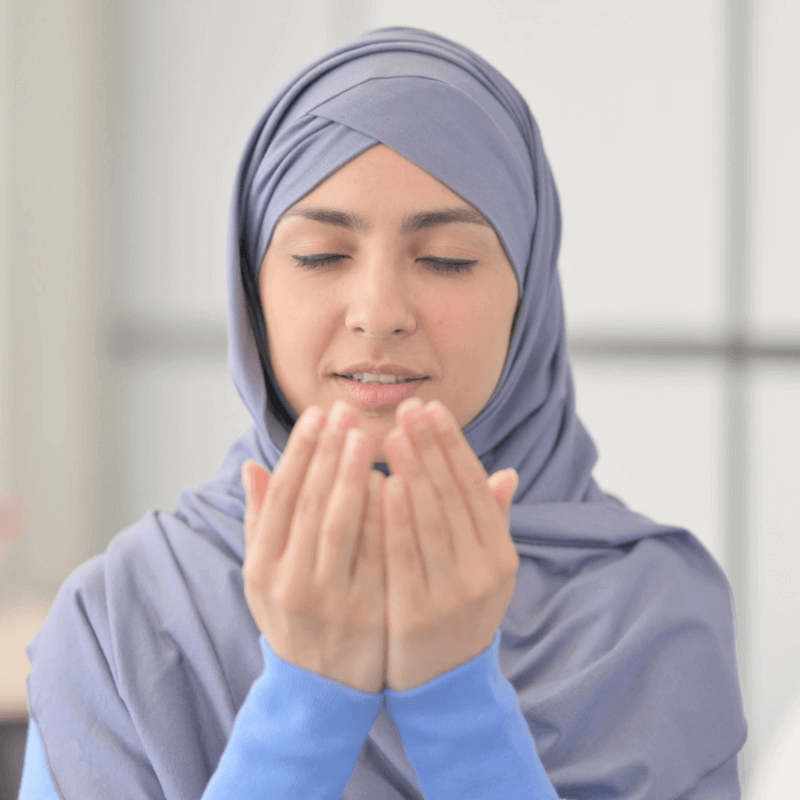 wanita membaca doa hilang gemuruh