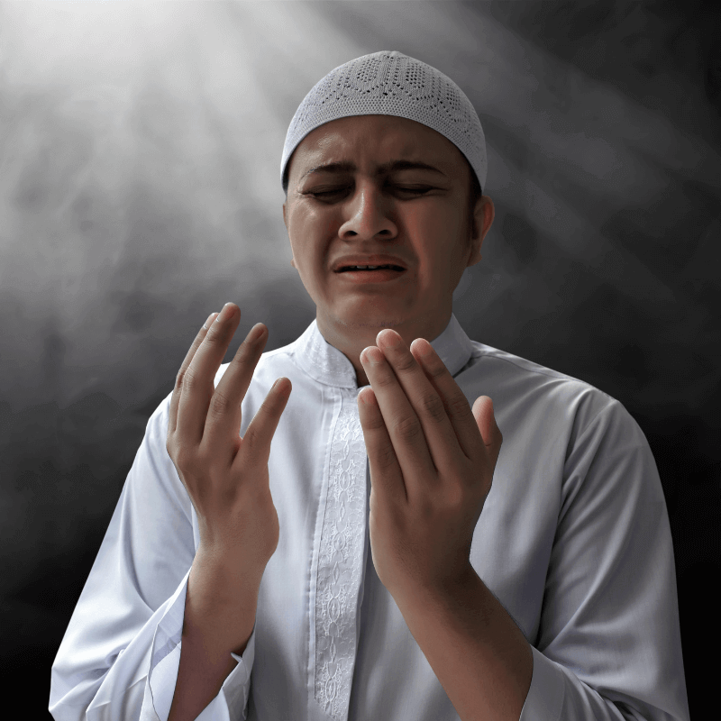 lelaki menangis sambil membaca doa hilang gemuruh