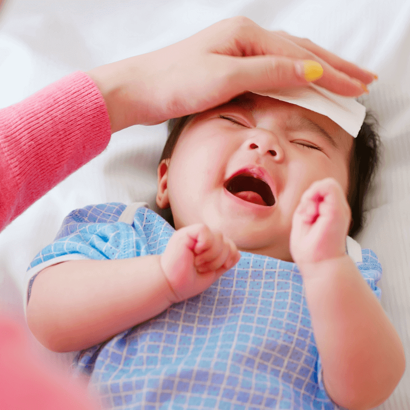 cara kejutkan bayi dengan meletakkan kain sejuk pada dahi bayi