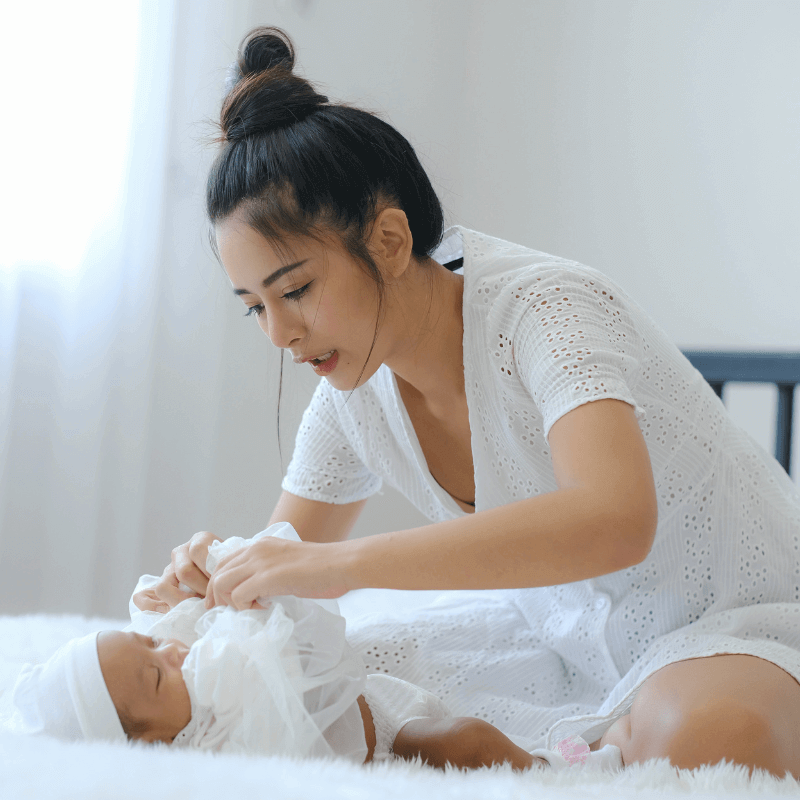 cara kejutkan bayi dengan membuka pakaian bayi