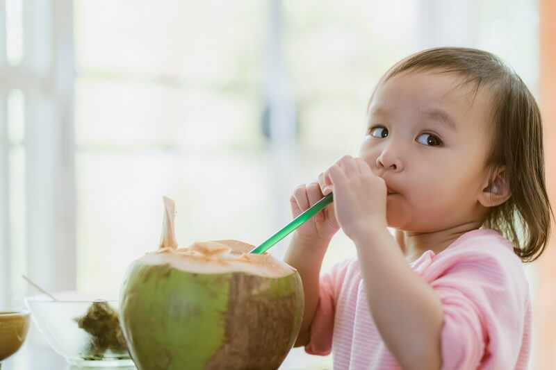 Cara Mengatasi Sembelit Anak dengan air kelapa