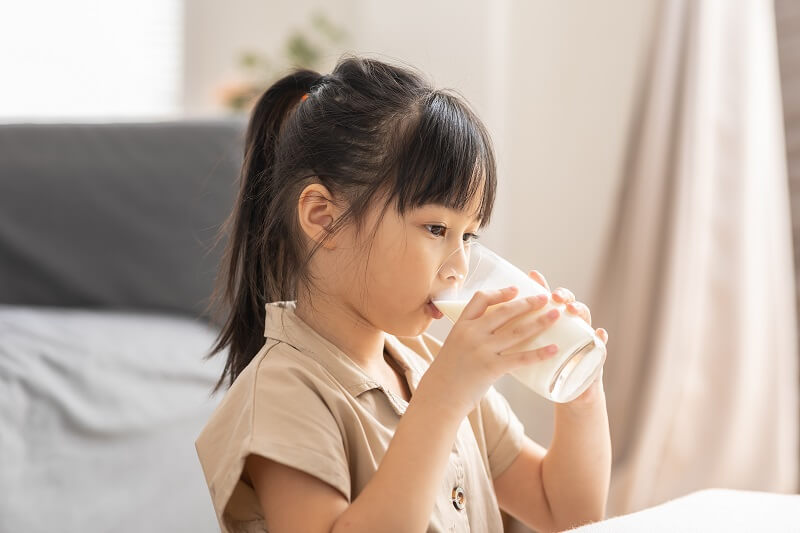 kanak-kanak perempuan minum susu untuk perkembangan kognitif anak