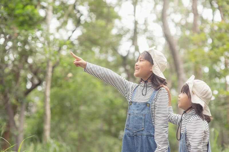 kanak-kanak perempuan outdoor untuk perkembangan kognitif anak