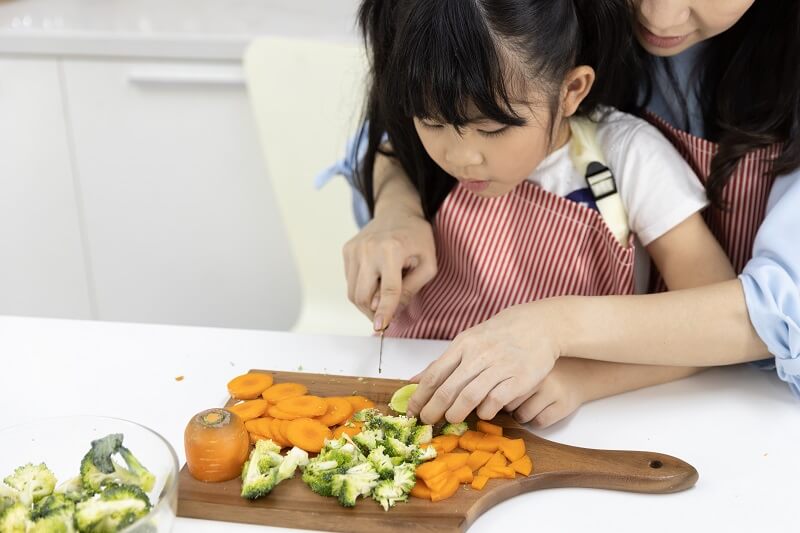 mak dan anak menyediakan makanan kaya nutrisi