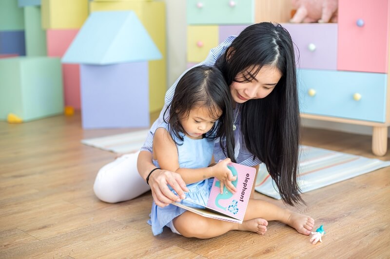 ibu mengajar anak bercerita