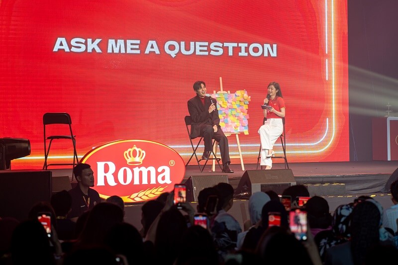 Lee Minho, Brand Ambassador of Roma Kelapa Participating in a Fan Q&A Session During the 'Mama Pilih Roma' Official Campaign Launch