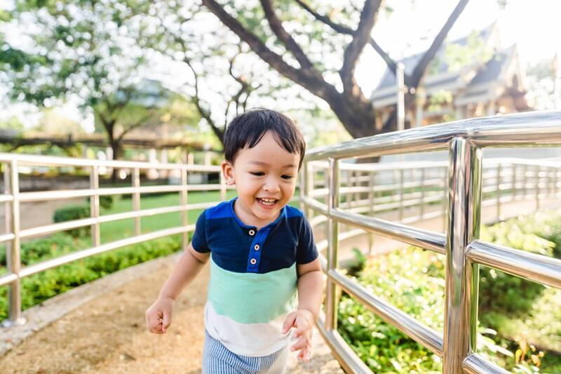 budak lelaki dengan sistem penghadaman yang sihat