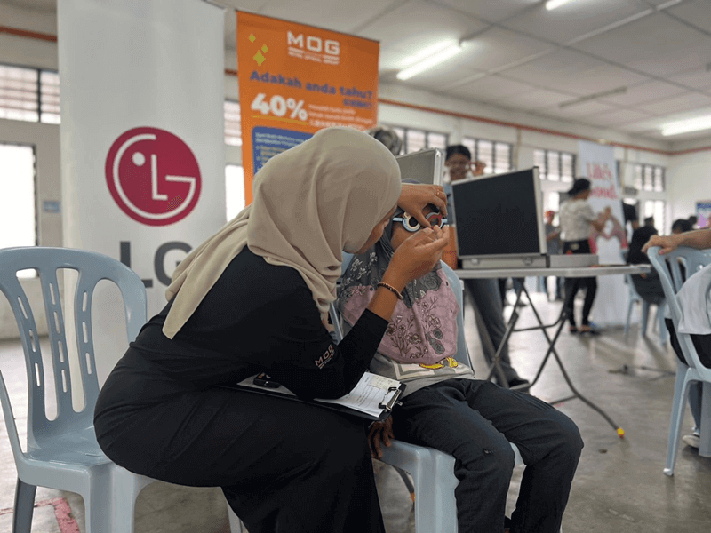 LG Malaysia dan MOG Eyewear melakukan pemeriksaan kesihatan mata untuk murid sekolah