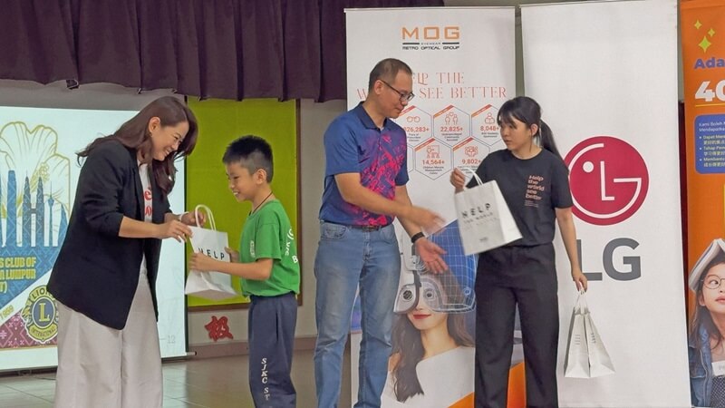 LG Malaysia dan MOG Eyewear melakukan pemeriksaan kesihatan mata