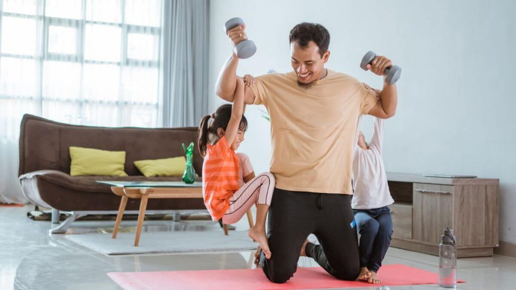 ayah bersenam dan berkawan dengan anak-anak