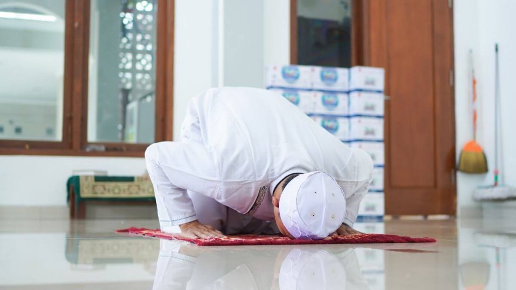 lelaki mengamalkan doa ketika sujud