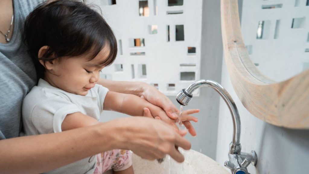 ibu ajar anak kebersihan diri dengan basuh tangan