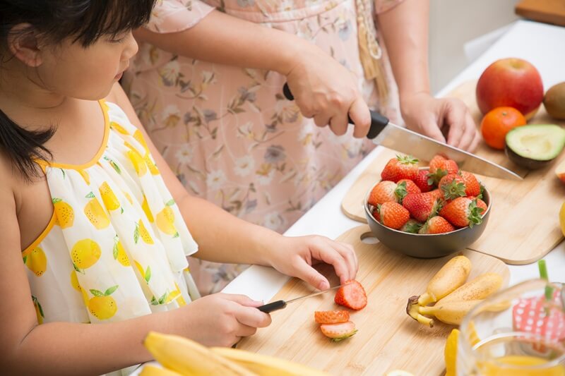 mak dan anak menyediakan strawberi sebagai snek bijak