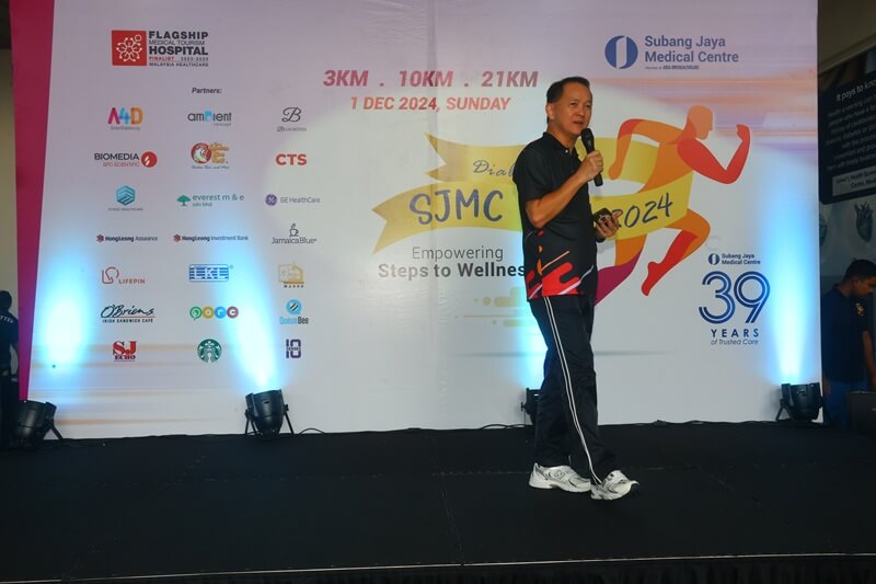 Bryan Lin, Ketua Pegawai Eksekutif (CEO), Pusat Perubatan Subang Jaya, menyampaikan ucapan perasmian Diabetes Dash Run SJMC 2024