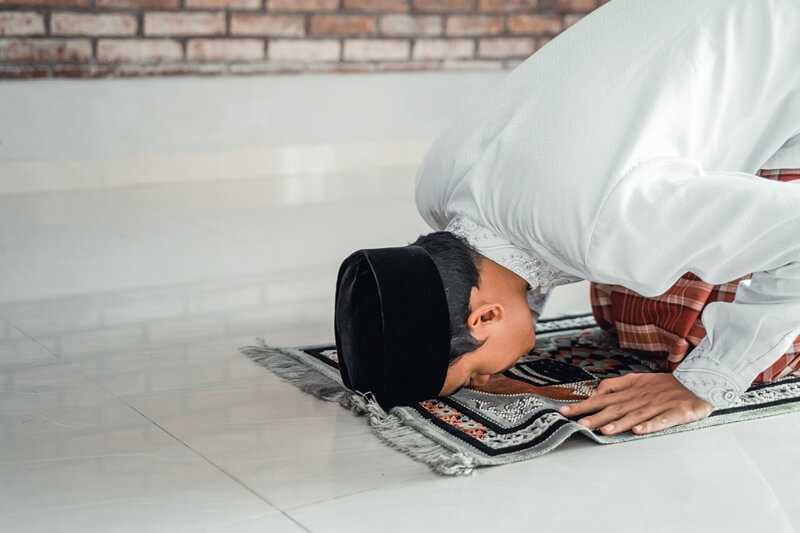 lelaki melakukan sujud syukur