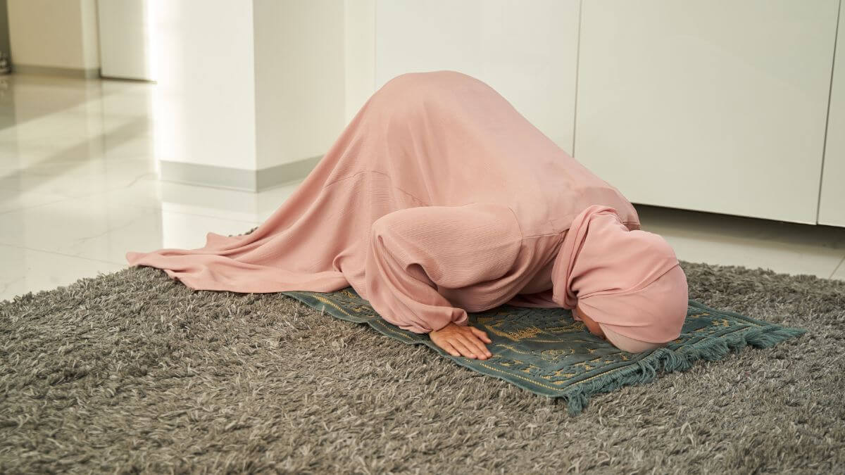 Bolehkah Wanita Sedang Haid dan Nifas Sujud Syukur? Fahami Cara Sujud Syukur