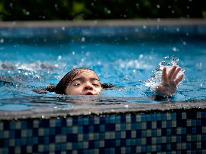 budak lemas dan tertelan air kolam