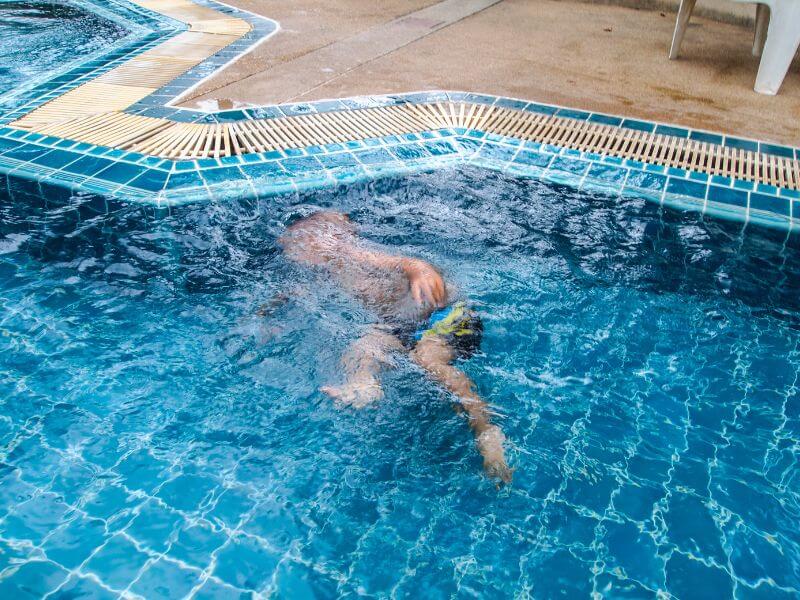 budak lemas dalam air kolam