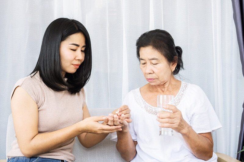 anak bagi ubat kepada ibu yang sudah tua