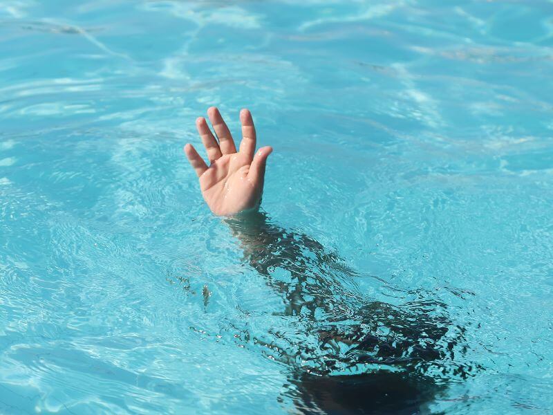 tangan budak lemas dalam air kolam