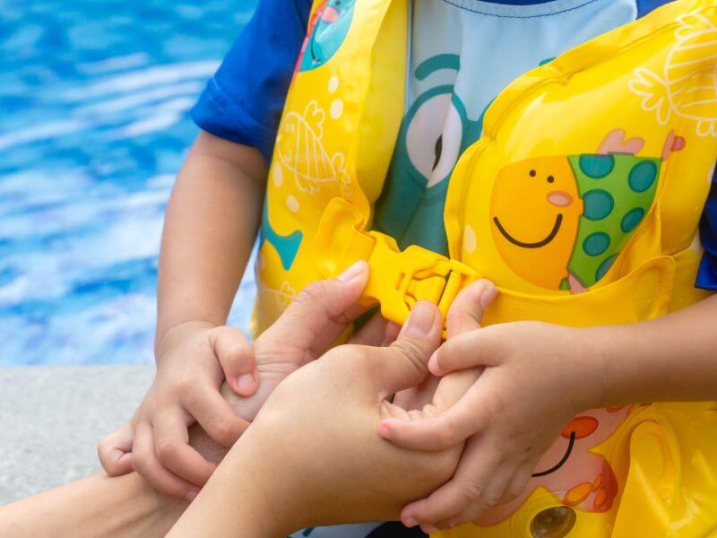 mak pakaikan jaket keselamatan sebelum anak masuk ke dalam air kolam