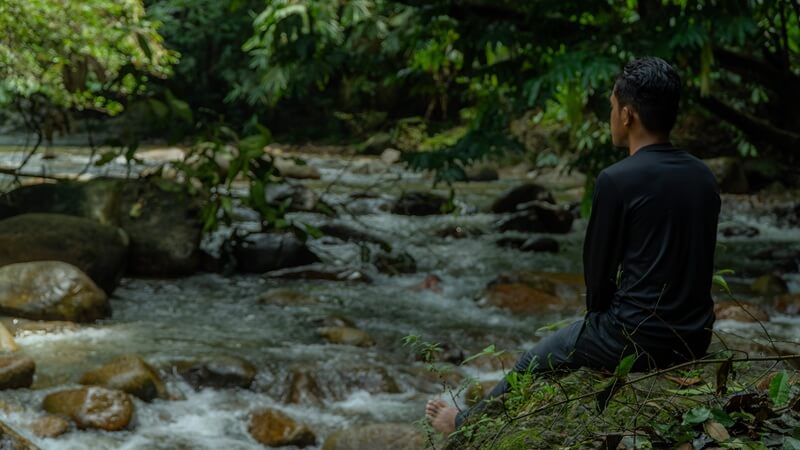 remaja lelaki berehat di air terjun